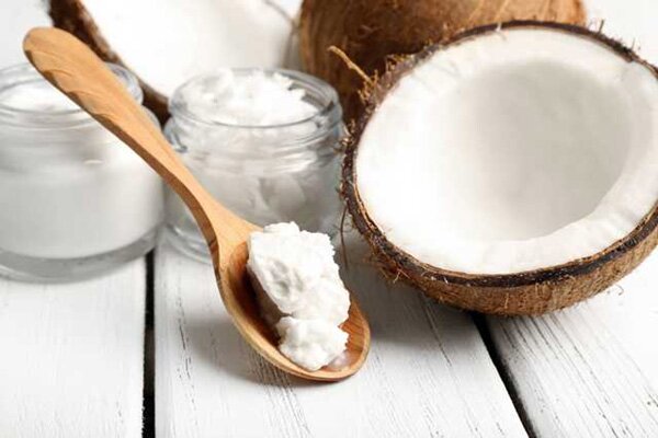 dưỡng ẩm môi từ dầu dừa