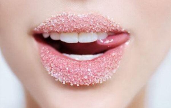 bí quyết dưỡng môi với đường