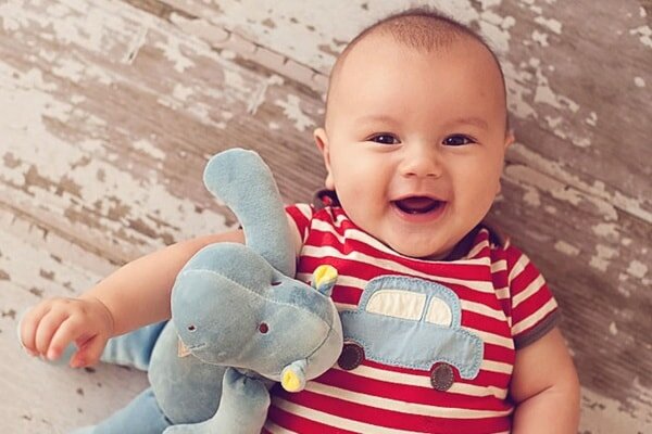 Trẻ 9 tháng tuổi tự chơi đùa học nói