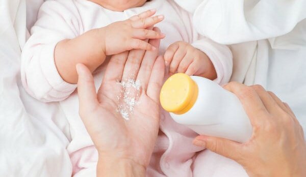 trẻ bị rôm sảy vào mùa hè