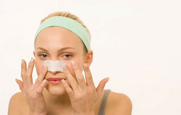 dùng miếng dán lột mụn