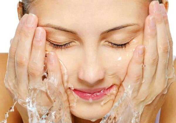 Tư vấn rửa mặt đúng cách vào mùa hè để kiềm dầu, ngừa mụn hiệu quả